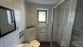 Badezimmer mit Dusche im EG