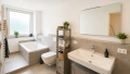 Helles Duschbad mit Badewanne