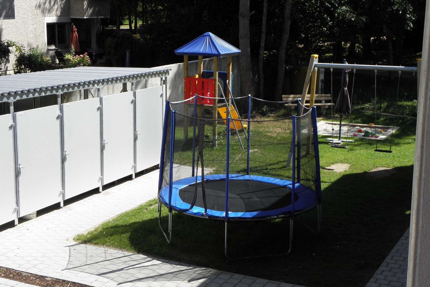 Spielplatz vor dem Haus
