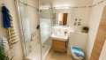 Badezimmer mit Dusche