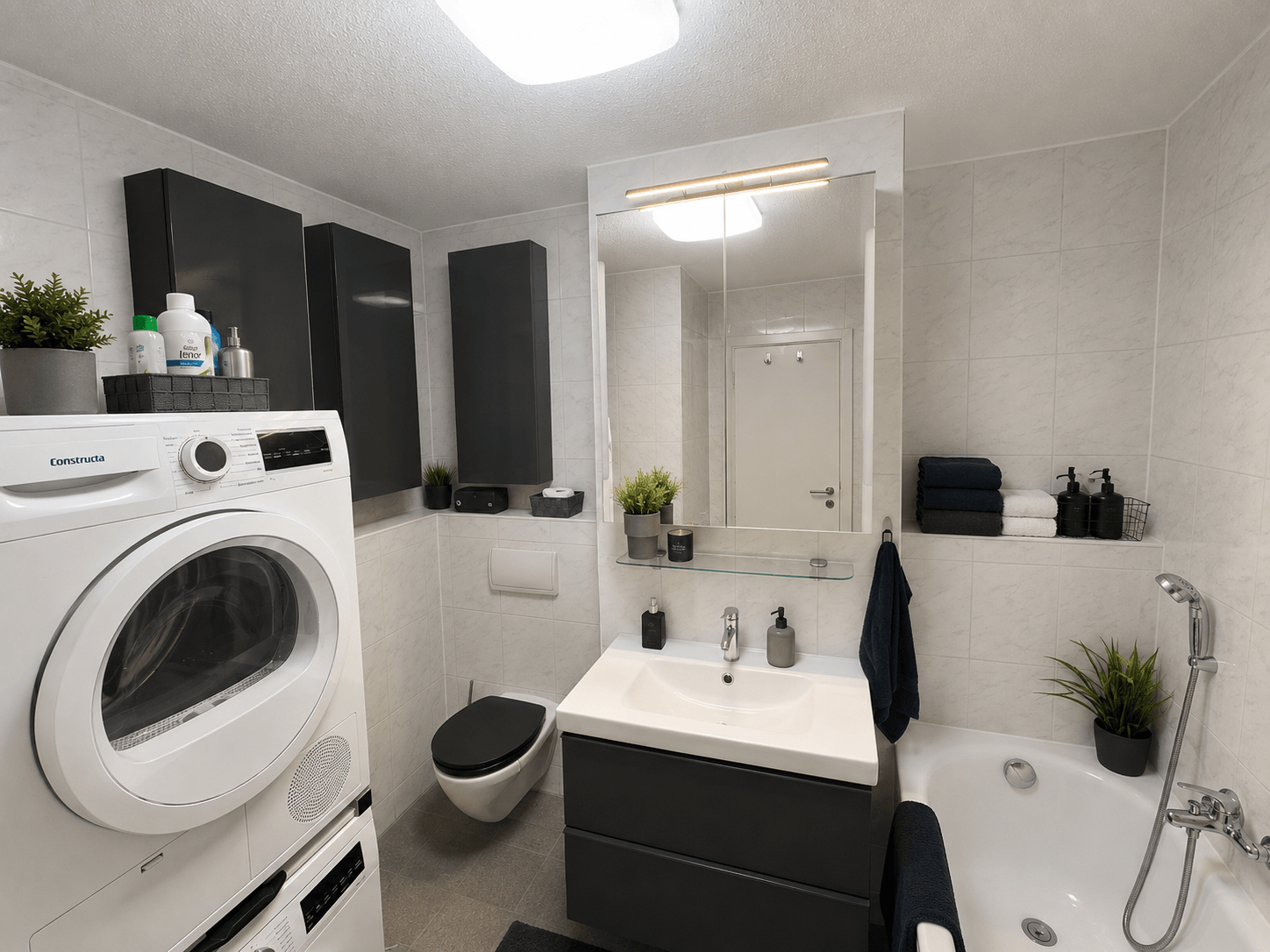 Badezimmer mit Wanne und Dusche