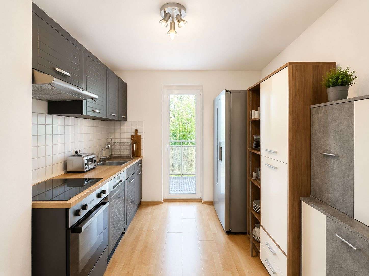Küche mit Zugang zum Balkon